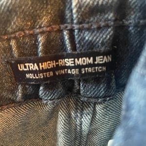 Hollister Ultra High-Rise Mom Jeans- Vintage Stretch